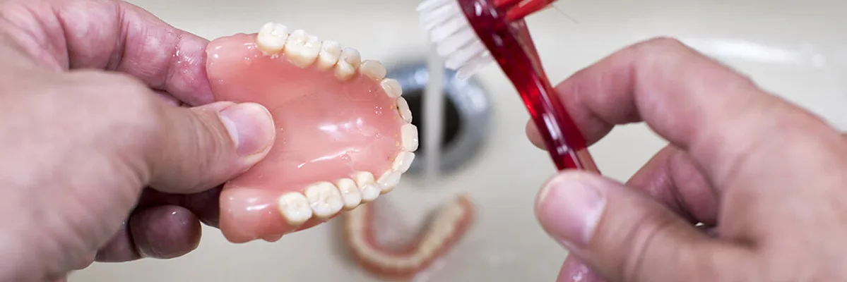 مراقبت از دندان مصنوعی